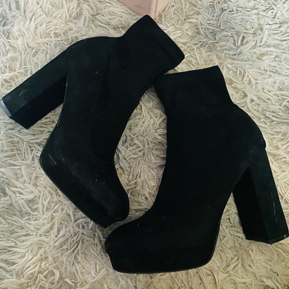 Super cute suede heeled boots.   A few scratches.